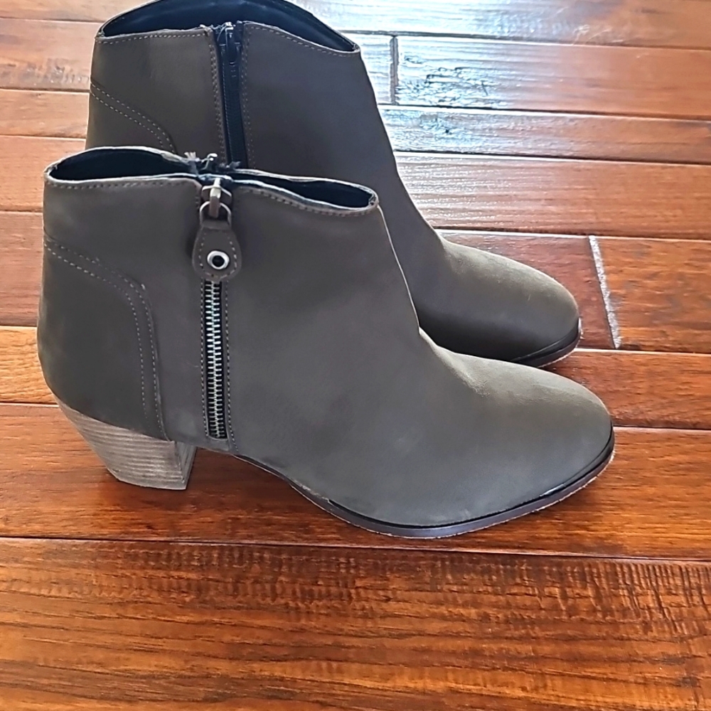Diba size 10 bootie
